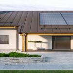 dom z panelami słonecznymi na dachu